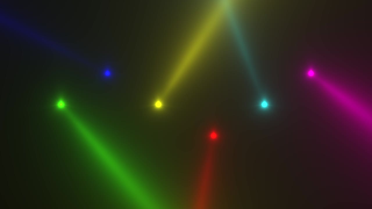 Haces de focos coloridos y brillantes en el escenario