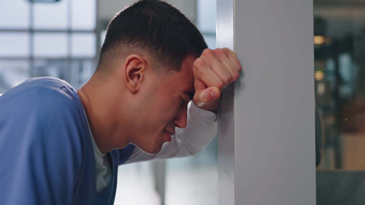 벽에 기대어, 슬프고 화가 난 남자