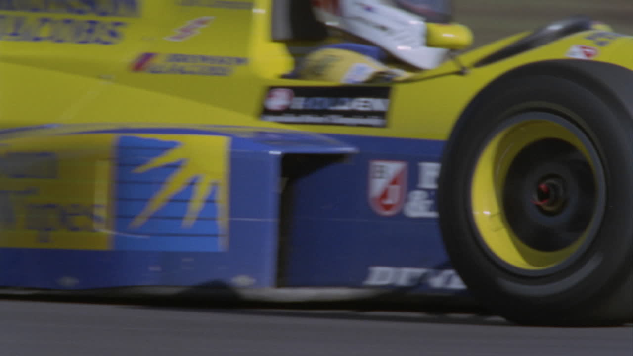 un coche de carreras acelera por una pista 1