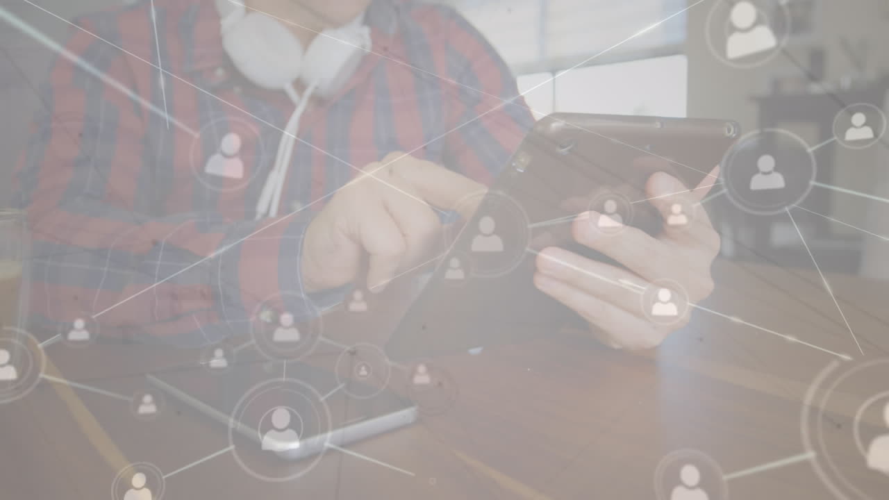 태블릿을 사용하여 사람 위의 아이콘과 연결 네트워크의 애니메이션