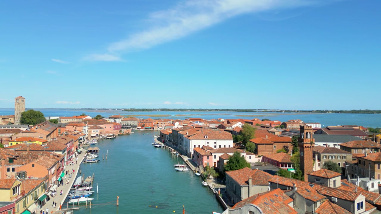 Veduta aerea del canale di Murano e della Chiesa di San Pietro Martire in una giornata limpida