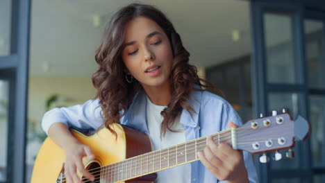 Niña-Tocando-La-Guitarra-Acústica.-Guitarrista-Femenina-Tocando-Instrumento-Musical