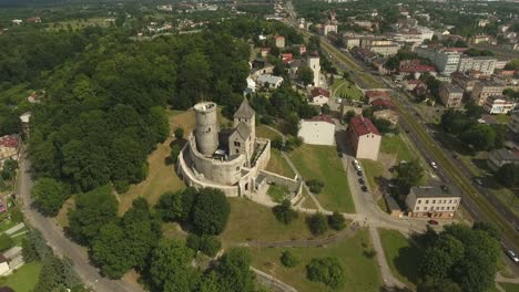 Toma-Aérea-Del-Antiguo-Castillo-Medieval-En-Europa-Del-Este-4k