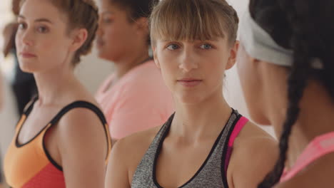 mujer caucásica joven deportiva charlando con una amiga en la clase de baile discutiendo un estilo de vida saludable compartiendo consejos de entrenamiento disfrutando de la conversación en el estudio