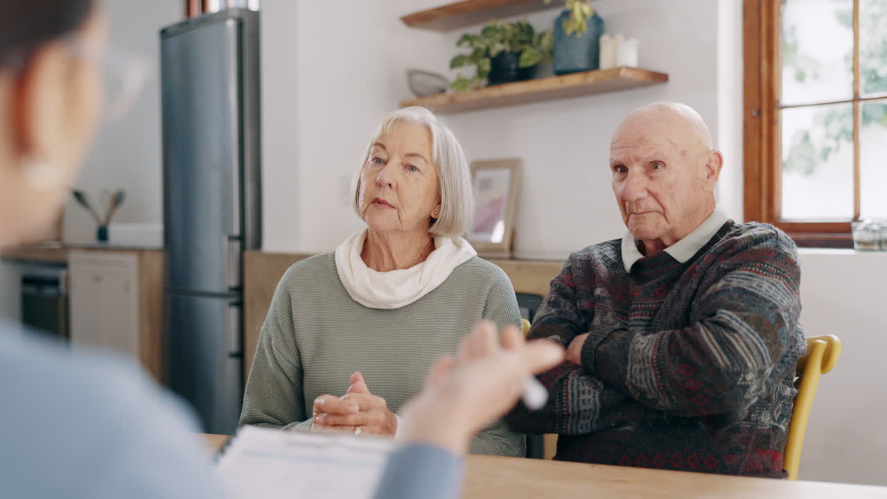 asesor financiero, pareja de ancianos