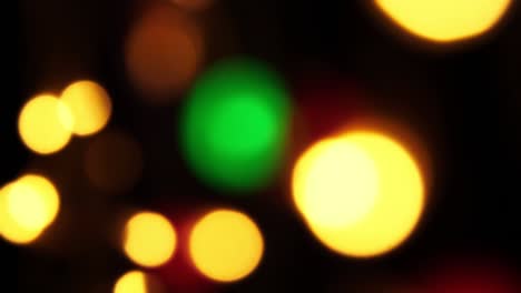 fondo bokeh abstracto en movimiento. brillantes, borrosas partículas multicolores, luces. bokeh brillante de guirnaldas en fondo oscuro. telón de fondo festivo de año nuevo o navidad