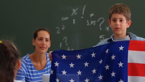 Vorderansicht-Eines-Kaukasischen-Schülers,-Der-Im-Klassenzimmer-Die-Amerikanische-Flagge-Erklärt,-4K