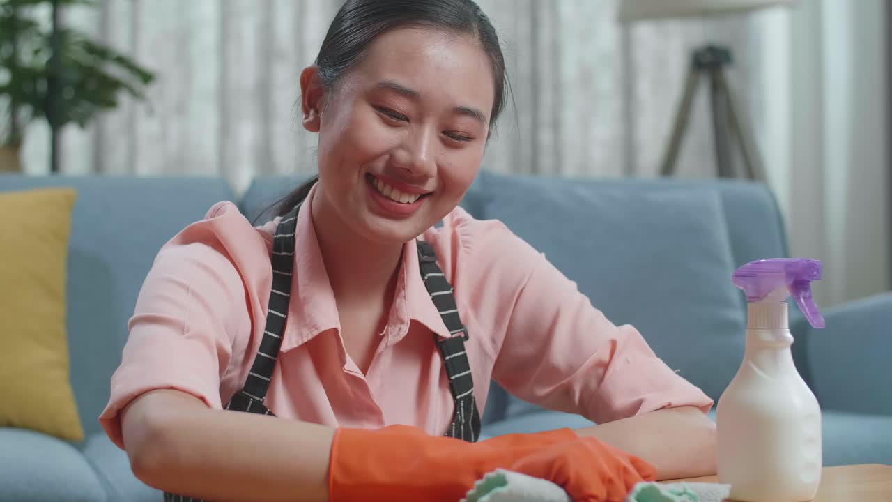 거실 을 청소 하는 여자