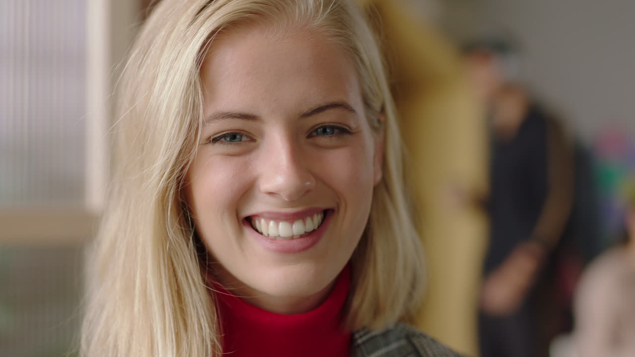 retrato de cerca hermosa mujer de negocios caucásica usando un teléfono inteligente enviando mensajes de texto en las redes sociales sonriendo disfrutando de un exitoso negocio de inicio escuchando en una oficina moderna