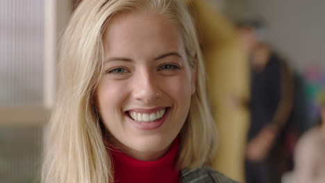 Primer-Plano-Retrato-Hermosa-Mujer-De-Negocios-Caucásica-Usando-Un-Teléfono-Inteligente-Enviando-Mensajes-De-Texto-En-Las-Redes-Sociales-Sonriendo-Disfrutando-De-Una-Exitosa-Puesta-En-Marcha-De-Negocios-Escuchando-En-Una-Oficina-Moderna