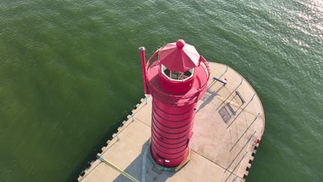 Un-Faro-De-Los-Grandes-Lagos-Que-Se-Adentra-En-El-Lago-Michigan.