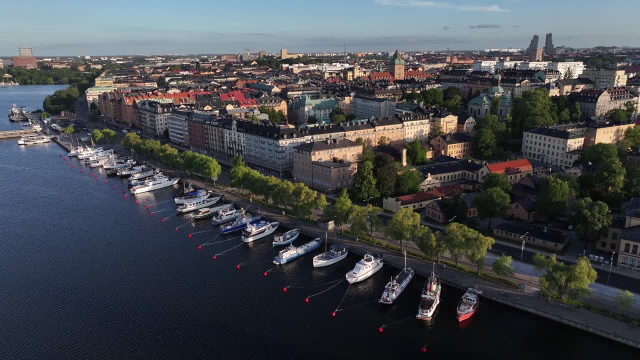 paseo marítimo a lo largo de la orilla del río y barcos