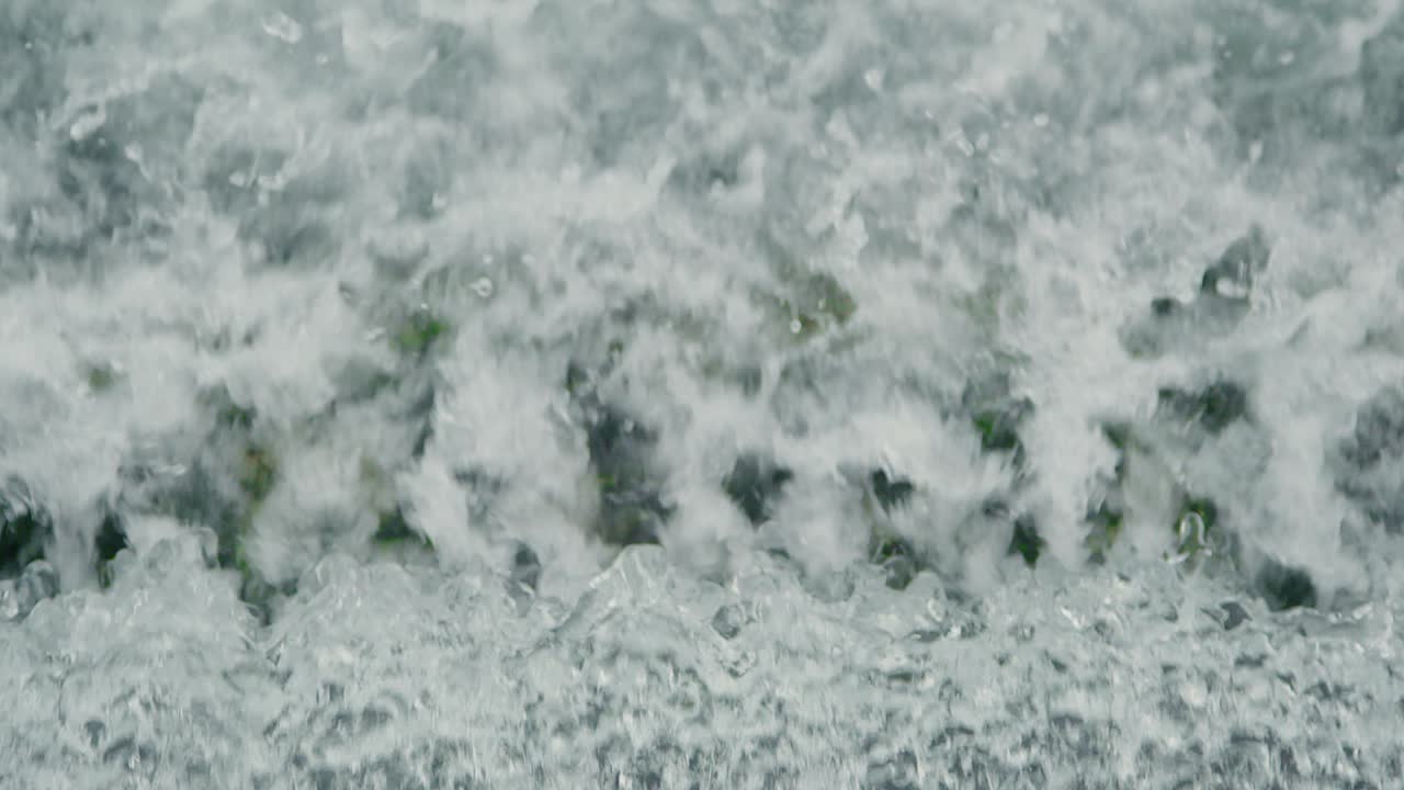 재생 가능 에너지 떨어지는 물, 수력 또는 수력 에너지는 댐에 저장된 물을 사용하는 재생 가능 에너지의 한 형태입니다.