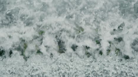 la energía renovable, el agua que cae, la energía hidroeléctrica o la hidroenergía, es una forma de energía renovable que utiliza el agua almacenada en las presas.
