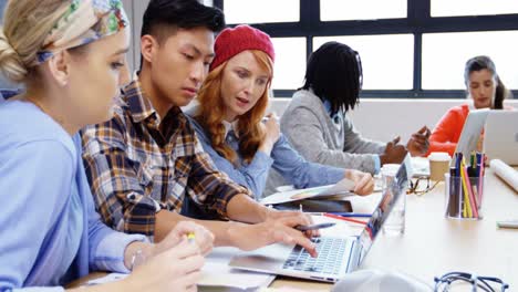 Führungskräfte-Aus-Der-Wirtschaft-Diskutieren-Am-Laptop