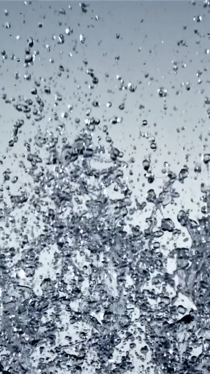 Gocce d'acqua dinamiche che schizzano e cadono al rallentatore