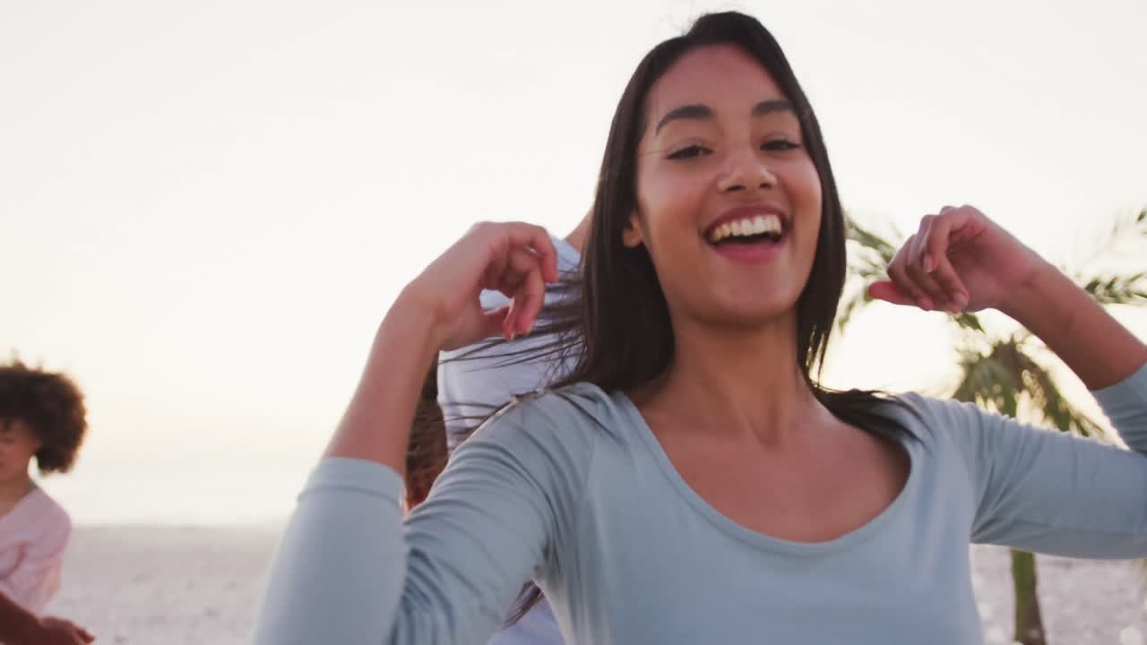 해변 에서 파티 를 즐기는 친구 들