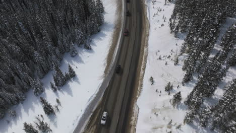 科羅拉多洛基山脈的<unk>曲道路的空中景色