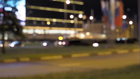el tráfico borroso de la ciudad en la luz nocturna.
