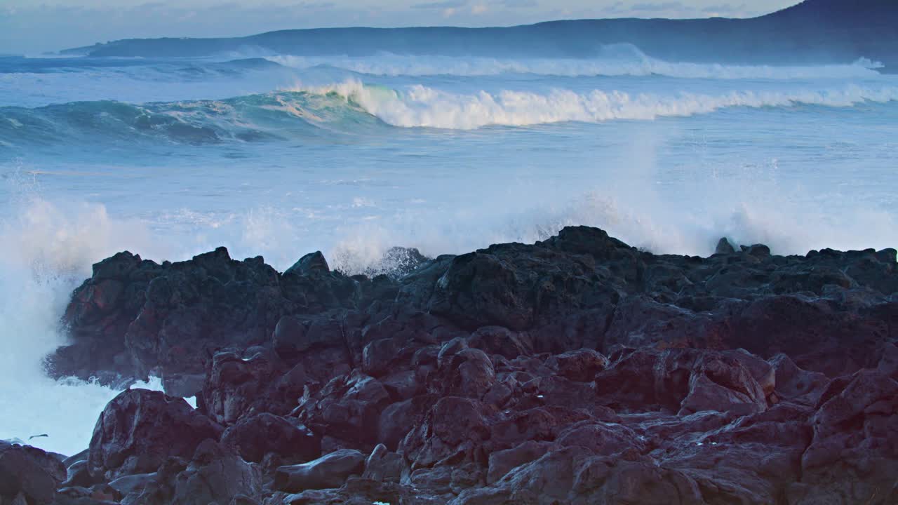 grandes olas ruedan en la costa de hawaii en cámara lenta 5