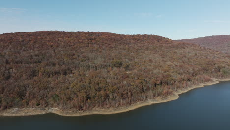 el pintoresco valle de las montañas ozark en el parque estatal lake fort smith, arkansas, estados unidos