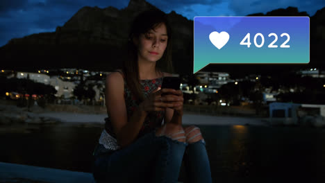 mujer sentada en los muelles enviando mensajes de texto para las redes sociales