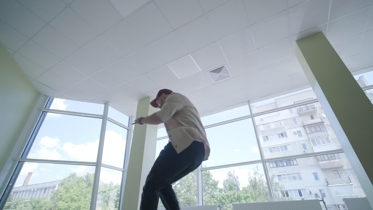 joven elegante bailando break dance y coreografía. rendimiento, movimiento, estilo y concepto de moda