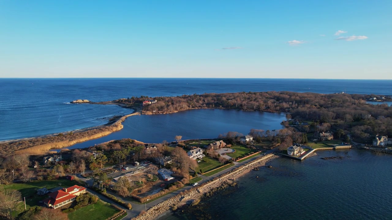 Ripresa con drone di tenute residenziali di lusso a Gloucester, con lo stagno Niles e la costa atlantica sullo sfondo, Massachusetts, USA.