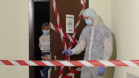 trabajador médico visitando a la familia de la madre y la hija en casa durante el bloqueo de cuarentena por coronavirus