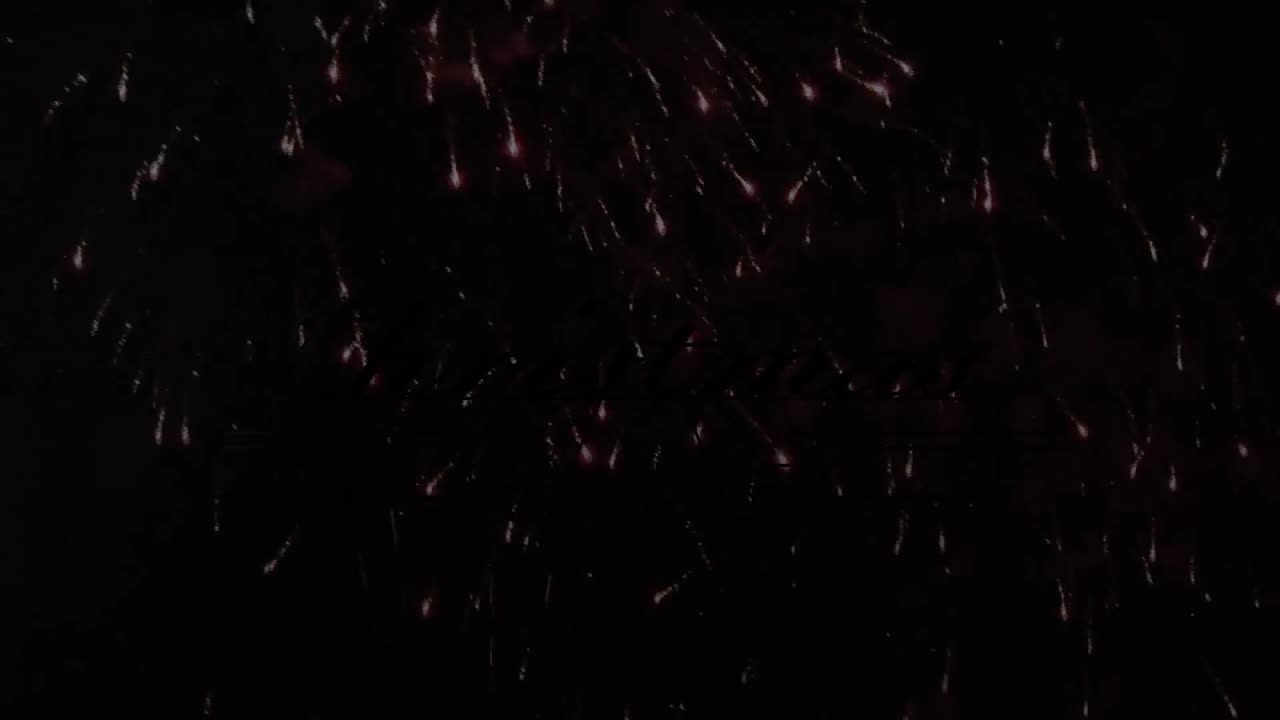 장식 과 불꽃놀이 를 배경 으로 한 크리스마스 텍스트 의 애니메이션