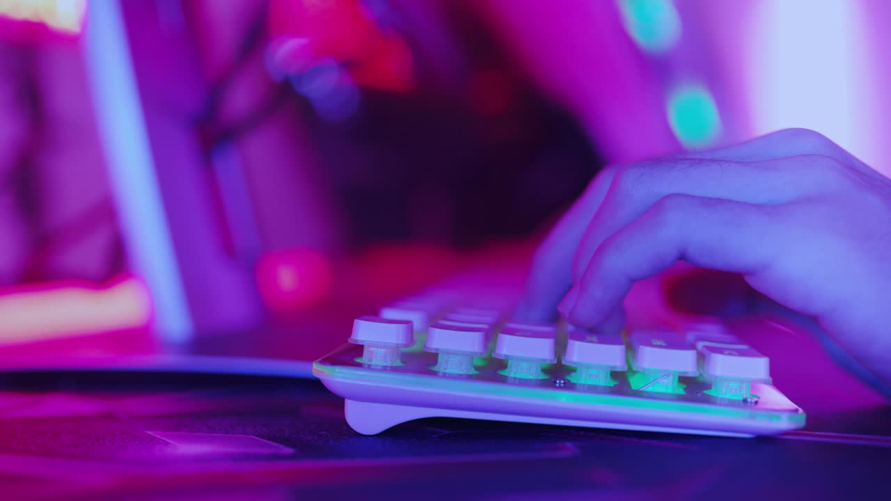 emocionado jugador jugando videojuego en línea con una maqueta de pantalla verde en su potente computadora personal. habitación y pc tienen coloridas luces de neón. noche acogedora en casa.