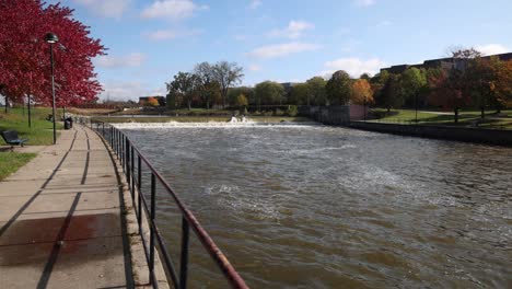 Flint-River-Und-Damm-In-Flint,-Michigan-Gimbal-Video-Zu-Fuß