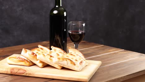 Chilenischer-Wein-Gläser-Und-Flasche-Und-Empanadas-Vielfalt