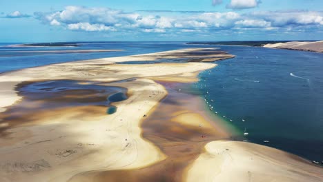 banc d'arguin en arcachon bassin francia con barcos anclados en una fila a lo largo del borde, tiro de revelación de la derecha de la plataforma aérea