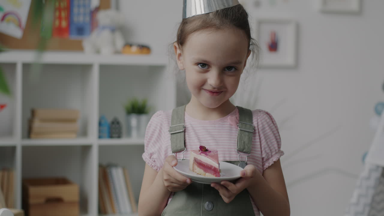 Feliz cumpleaños chica con pastel