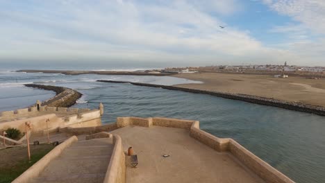 Wasser-Aus-Dem-Atlantik-Fließt-In-Den-Fluss-Bou-Regreg-In-Rabat,-Marokko