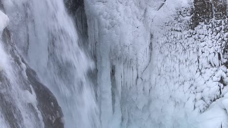 Eisbedeckte-Felsen-Und-Wasserfall,-Helgufoss,-Island.-2024