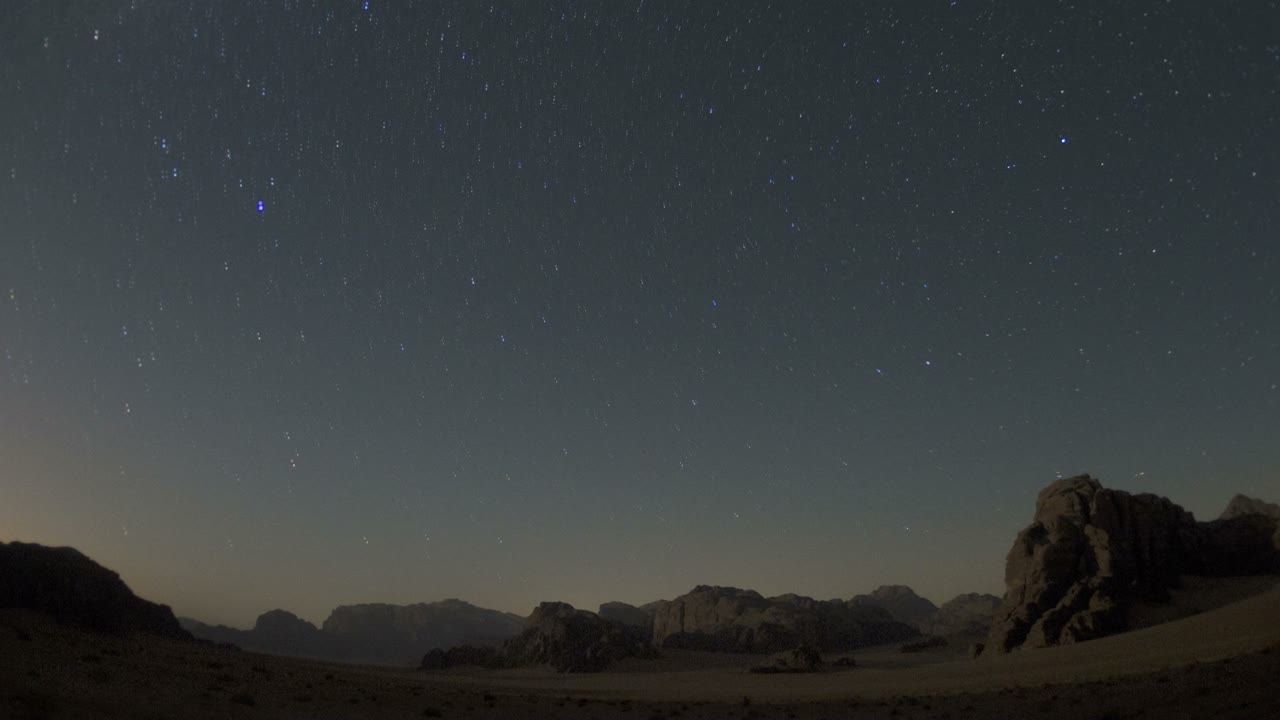 밤하늘을 배경으로 사막의 아치 구조물을 올려다보는 놀라운 저속 촬영 1
