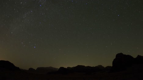 una increíble toma de lapso de tiempo mirando una formación de arco en el desierto contra un cielo nocturno 1