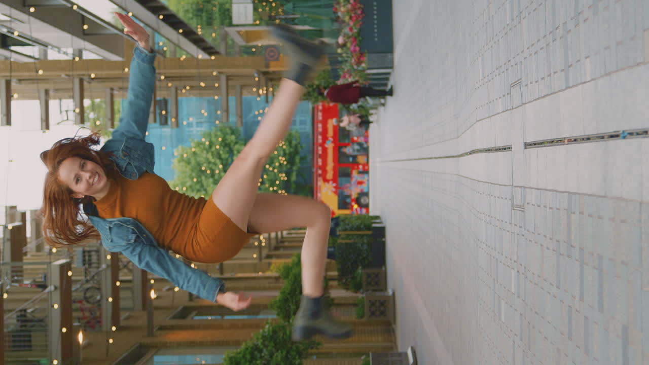 여성 블로거 또는 소셜 인플루언서가 소셜 미디어를 위해 도시를 여행하는 수직 비디오