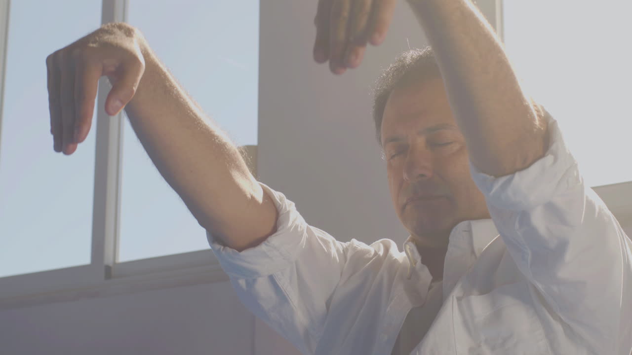 눈을 감고 천천히 손을 움직이는 집중된 남자