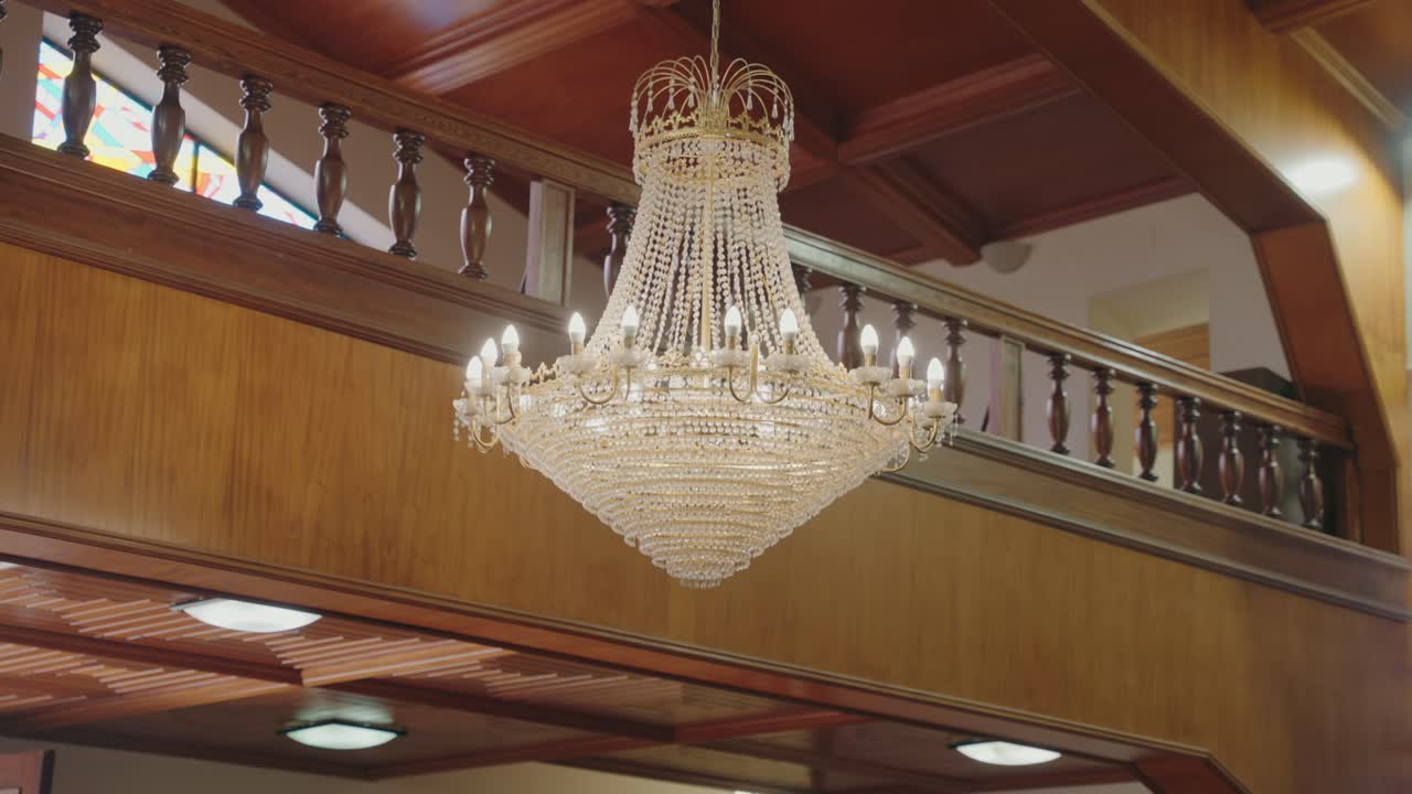 Grande lampadario di cristallo che illumina un raffinato salone interno