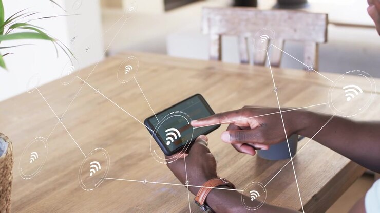 Mand holder telefon og placerer krus, trykker på skærmen og starter Wi-Fi-nodeforbindelse over bordet.
