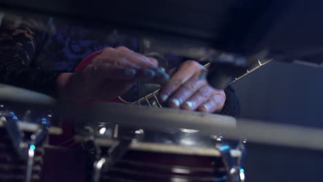 Joven-Rubia-Caucásica-Mujer-Líder-Vocal-Guitarrista-Cantando,-Ranurando-Y-Tocando-Tambor-De-Conga-En-Un-Concierto-En-Un-Club-Nocturno,-Cámara-Lenta