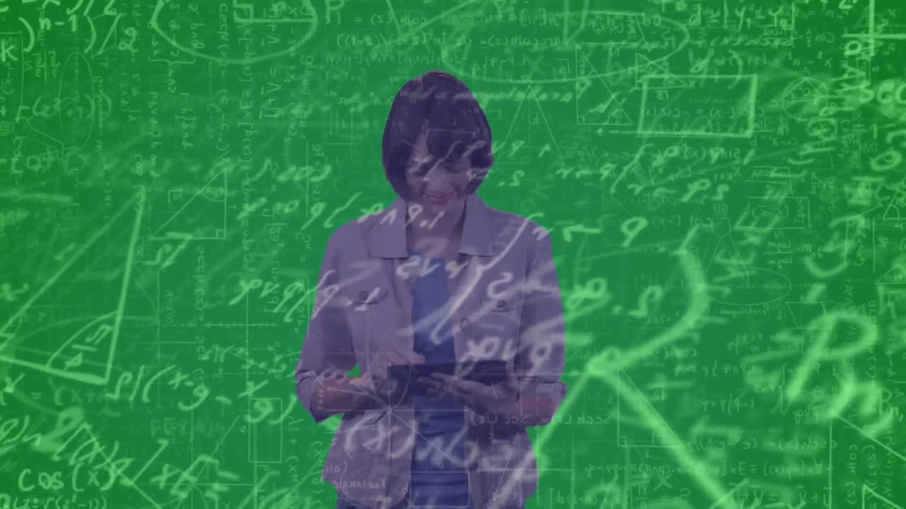 태블릿을 사용하는 사업가 여성에 대한 수학적 방정식과 데이터 처리 애니메이션