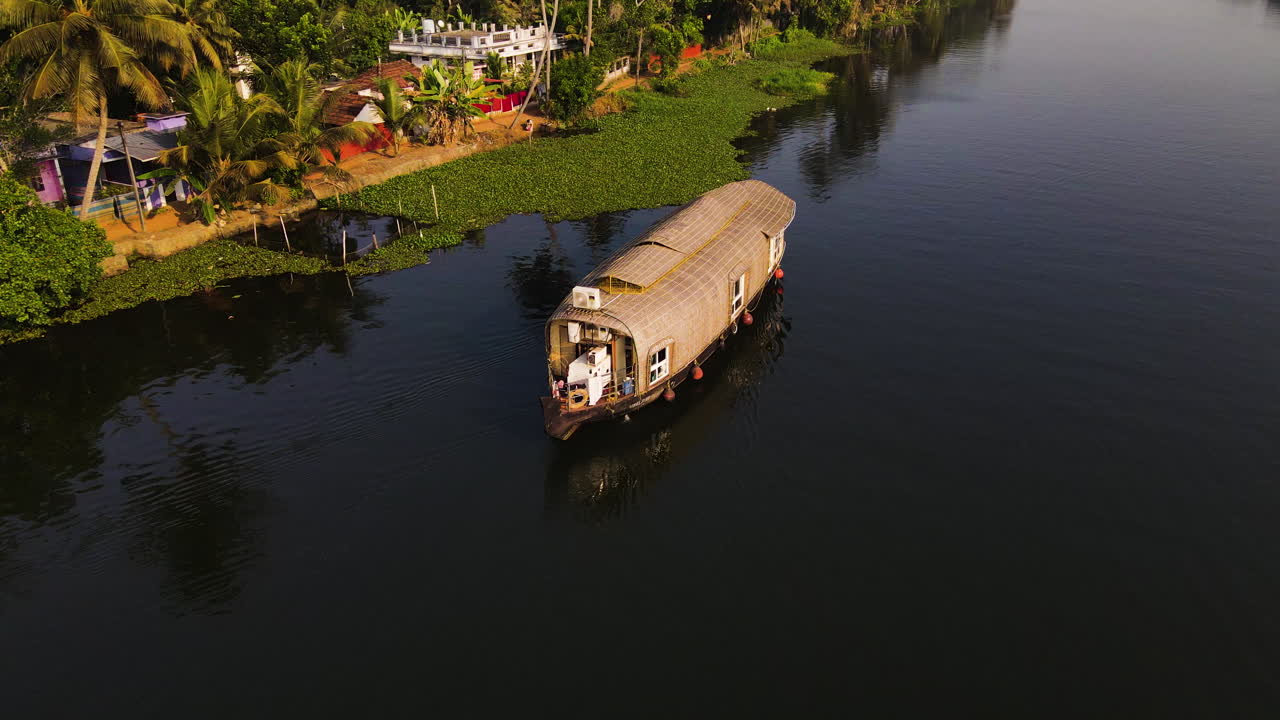 casa flotante de lujo que recorre las rústicas aguas de kerala, alappuzha en el sur de la india