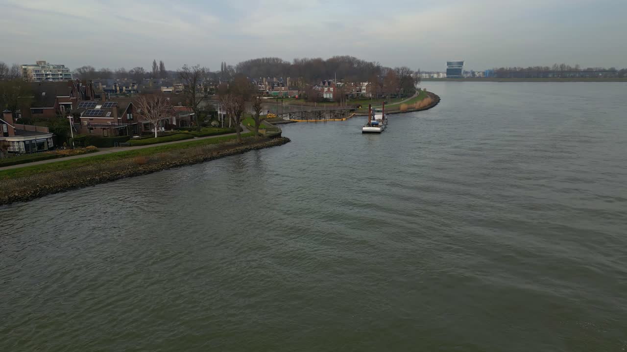 네덜란드 도르드레흐트 강에 있는 화물선 stormvogel