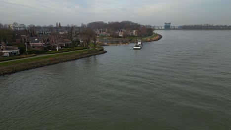 Buque-De-Carga-Stormvogel-En-El-Río-En-Dordrecht,-Países-Bajos