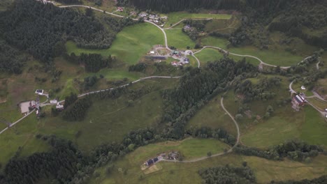 fotografía de drones de las granjas en bontveit, bergen, noruega