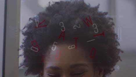 animación del procesamiento de datos sobre una mujer de negocios afroamericana